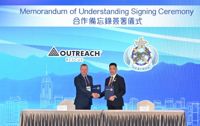 政府飛行服務隊於六月十六日至六月十八日舉行「國際應急與航空醫療交流會議」。圖示政府飛行服務隊總監廖嘉俊機長（右）與英國 Outreach Rescue特種飛行行動指揮官Antony Stuart Blatston（左）今日（六月十七日）簽署合作備忘錄後合照。