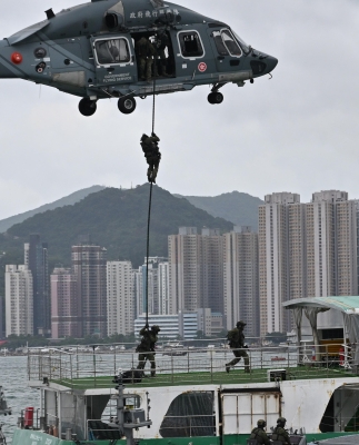 政府飛行服務隊舉辦的「國際應急與航空醫療交流會議」今日（六月十八日）舉行跨部門反恐演練。圖示政府飛行服務隊在演練中以直升機協助警方登上船隻。