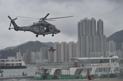 政府飛行服務隊舉辦的「國際應急與航空醫療交流會議」今日（六月十八日）舉行跨部門反恐演練。圖示政府飛行服務隊在演練中利用直升機提供空中支援，拯救被槍傷的傷者。
