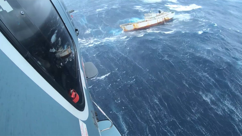 Bringing the crew members of sunken cargo vessel “Sheng Li” to safety during the visit of Typhoon Nesat